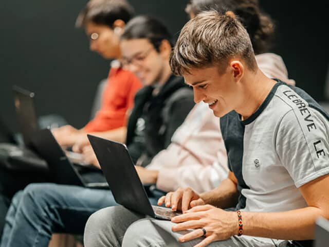 Etudiants avec leurs ordinateurs sur les genous